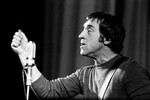Поэт Владимир Высоцкий во время выступления