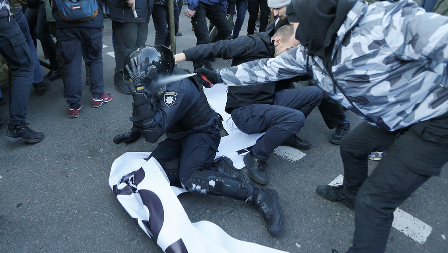 Столкновения сотрудников полиции и протестующих около здания Верховной рады Украины в Киеве, 17 декабря 2019 года
