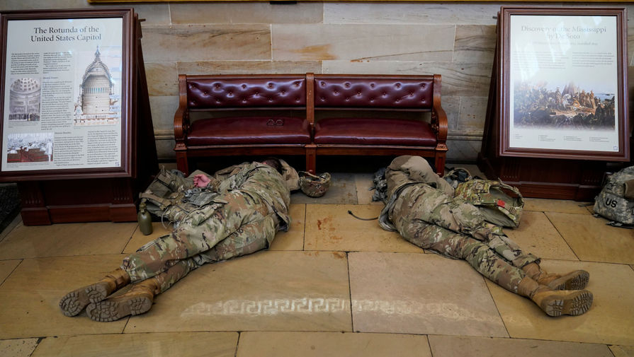 Солдаты нацгвардии в&nbsp;здании Капитолия, 13&nbsp;января 2021&nbsp;года
