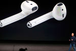 Наушники AirPods поставляются вместе с кейсом, который их подзаряжает. «Коробочка» держит зарядку сутки. Сами же наушники — 5 часов