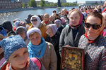 Верующие стоят в очереди к храму Христа Спасителя в Москве, 22 мая 2017 года