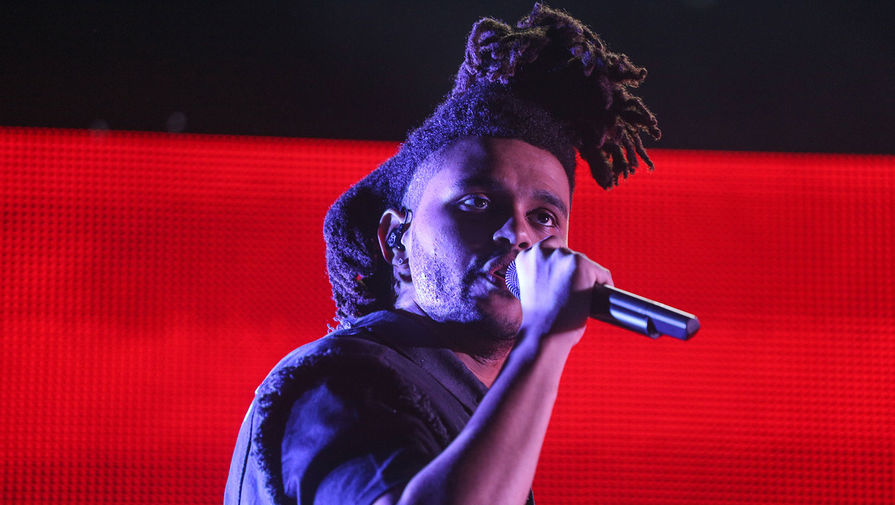 The Weeknd во время выступления на фестивале музыки и искусств Coachella, 2015 год