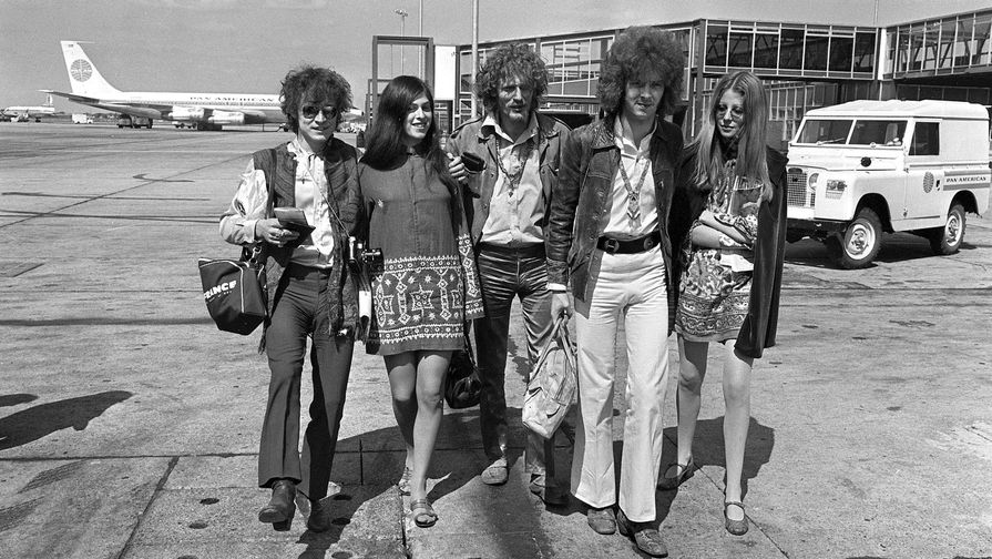 Солисты группы Cream в&nbsp;аэропорту Лондона, 1967 год. Слева направо на&nbsp;снимке: бас-гитарист Джек Брюс со спутницей, барабанщик Джинджер Бейкер и музыкант Эрик Клэптон со спутницей