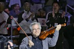 Скрипач Ицхак Перльман исполняет гимн США перед матчем в Бруклине