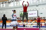 Юсков запрыгивает на подиум