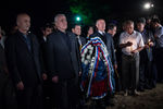 Глава Южной Осетии Леонид Тибилов (второй слева) во время траурных мероприятий, посвященных пятой годовщине войны Грузии и Южной Осетии, в российском батальоне смешанных сил по поддержанию мира в зоне грузино-осетинского конфликта. 