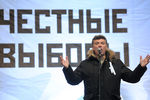 Борис Немцов на митинге оппозиции «За честные выборы» на проспекте Сахарова, 2011 год