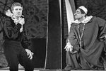 Артист Андрей Миронов в роли Дон Жуана (слева) в спектакле Театра сатиры «Дон Жуан, или Любовь к геометрии»