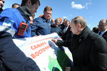 Президент России Владимир Путин общается с персоналом космодрома Восточный после старта ракеты-носителя «Союз-2.1а» 