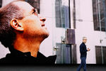 Глава Apple Тим Кук и видео в память о Стиве Джобсе в ходе презентации новых продуктов компании в Купертино, 12 сентября 2017 года