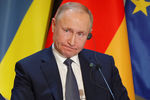 Президент России Владимир Путин во время пресс-конференции по итогам саммита «нормандского формата» в Елисейском дворце, 10 декабря 2019 года