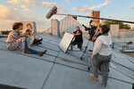 <b>«Крыша», реж. Ирина Кано</b>
<br><br>
<b>Где и когда смотреть:</b> неизвестно
<br><br>
Первые десять минут «Крыша» Ирины Кано кажется бессовестным рип-оффом «Русалки» Анны Меликян (там тоже сигали в реку, но это был хмурый Евгений Цыганов) и «Питер FM» Оксаны Бычковой (там тоже бродили по Петербургу и обитали в квартирах неестественных размеров, но это был хмурый Евгений Цыганов). Однако достаточно быстро выясняется, что это фильм «CODA: Ребенок глухих родителей» у нас дома: совершенно безликое кино, которое в рамках матричного сбоя сперва покинуло фестиваль «Сандэнс» с охапкой призов, а затем победило на «Оскаре» — и которое можно по-настоящему похвалить лишь за инклюзивность. «Сандэнса» и «Оскара» ленте «Крыша», очевидно, не светит, но за пределами благородного стремления к инклюзивности и снятию стигмы с нейроотличных (и не только) членов общества тут тоже не отыскивается светлых пятен.
