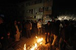 Большинство жителей разрушенных городов ночевали на улице. Ночью в Ване было +1°С, и люди собирались вокруг костров среди обломков.