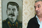 Евгений Джугашвили у портрета Сталина, 2002 год