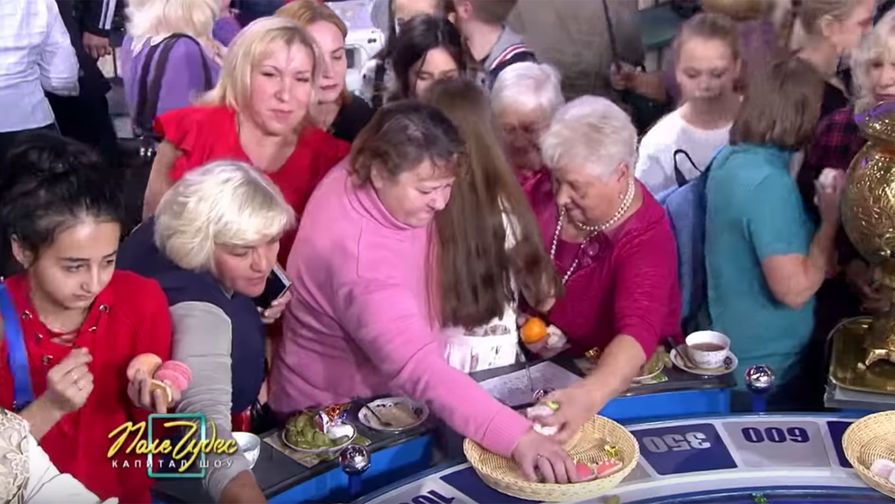 Зрители программы &laquo;Поле чудес&raquo; забирают еду с&nbsp;игрового барабана в&nbsp;конце передачи, февраль 2019 года