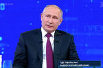 Во время ежегодной специальной программы «Прямая линия с Владимиром Путиным» в Гостином дворе, 20 июня 2019 года