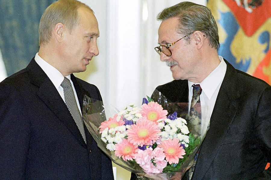 Президент России Владимир Путин и актер Юрий Соломин во время церемонии вручения премий в&nbsp;области литературы и искусства в&nbsp;Кремле, 2002&nbsp;год