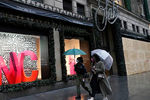 Заколоченные окна в&nbsp;магазине Saks Fifth Avenue в&nbsp;Нью-Йорке, 1 ноября 2020 года