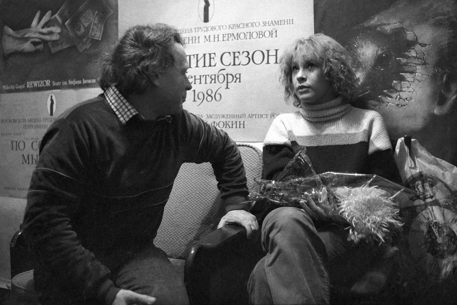 Москва. Драматург Эдвард Радзинский и актриса Татьяна Догилева после спектакля &laquo;Спортивные сцены 81&nbsp;года&raquo; в&nbsp;театре имени М.Н.Ермоловой, 1986&nbsp;год