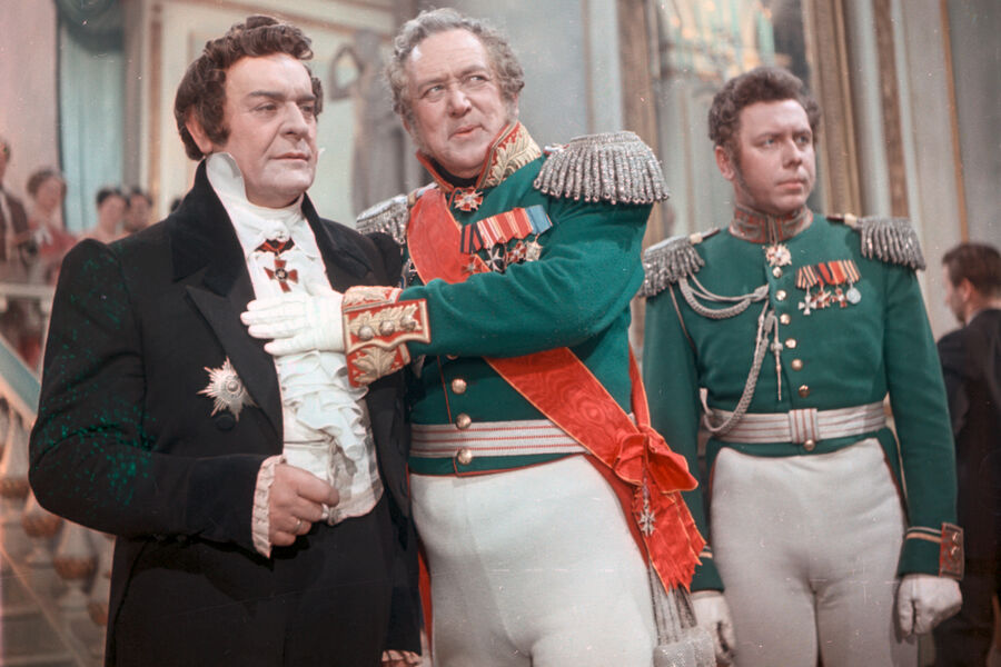 <b>Кадр из&nbsp;кинофильма «Композитор Глинка» (1952)</b>
<br><br>
В&nbsp;кино Анатолий Папанов пришел еще подростком, снявшись в&nbsp;массовке фильма «Ленин в&nbsp;Октябре» (1937). В&nbsp;свою следующую картину будущий артист в&nbsp;прямом смысле приплыл &ndash; чтобы попасть на&nbsp;съемочную площадку комедии «Подкидыш» (1939), он переплыл Москву-реку, держа в&nbsp;руке брюки и записку от мамы с&nbsp;разрешением участвовать в&nbsp;массовке. В&nbsp;том же году появился в&nbsp;качестве статиста в&nbsp;фильмах «Степан Разин» «Минин и Пожарский», «Ленин в&nbsp;1918 году» и «Суворов».
<br>
Дебютной ролью актера стал эпизодический персонаж драмы «Композитор Глинка» (1952) режиссера Григория Александрова &ndash; импозантный адъютант великого князя. К&nbsp;тому времени 30-летний Папанов уже несколько лет работал в&nbsp;театре, но пробы в&nbsp;кино прошел впервые.
