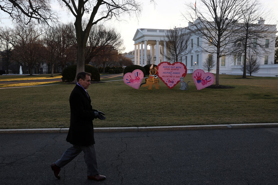 Координатор по&nbsp;стратегическим коммуникациям в&nbsp;Совете национальной безопасности Белого дома Джон Кирби проходит мимо праздничных декораций ко Дню святого Валентина у&nbsp;Белого дома, 14&nbsp;февраля 2023&nbsp;года
