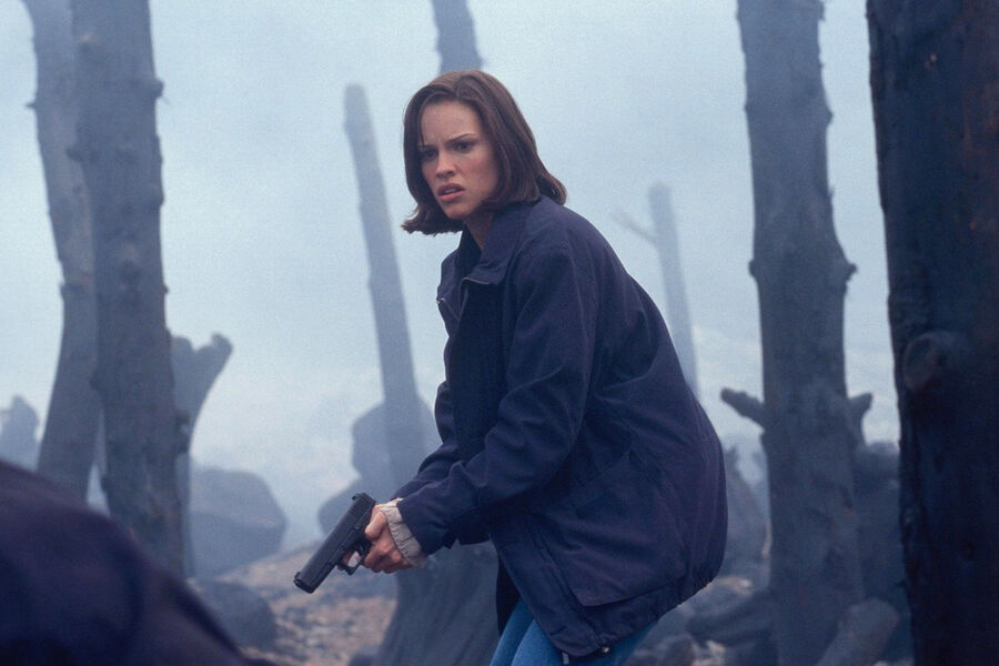 <b>&laquo;Бессонница&raquo;, Кристофер Нолан (2002)</b>
<br><br>
Полицейский Уилл Дормер (Аль Пачино) приезжает в&nbsp;маленький городок на&nbsp;Аляске, чтобы расследовать убийство девочки-подростка. Вместе с&nbsp;местным детективом Элли Берр (Суонк) он начинает преследовать местного писателя Уолтера Финча (Робин Уильямс). Примечательно, что у&nbsp;исполнителей главных ролей были совершенно противоположные подходы к&nbsp;работе: Аль Пачино настаивал на&nbsp;тщательной подготовке и множестве дублей, Робин Уильямс предпочитал импровизации, а Хилари Суонк жаловалась, что после нескольких дублей теряет сосредоточенность. Режиссер картины Кристофер Нолан &laquo;умыл руки&raquo; и предоставил актерам полную свободу &mdash; в&nbsp;итоге Пачино, Уильямс и Суонк довольно быстро приспособились к&nbsp;работе друг с&nbsp;другом.
