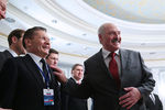 Заместитель министра финансов России Сергей Сторчак, первый заместитель министра экономического развития Алексей Лихачев и президент Белоруссии Александр Лукашенко (слева направо на&nbsp;первом плане) во время встречи перед&nbsp;началом заседания Высшего государственного совета