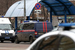 Сотрудники полиции на месте задержания няни, подозреваемой в жестоком убийстве 4-летнего ребенка, в районе метро «Октябрьское Поле»