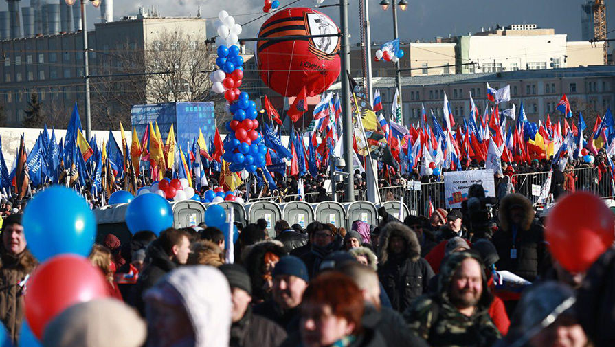 Участники митинга-концерта «Мы вместе!» в центре Москвы