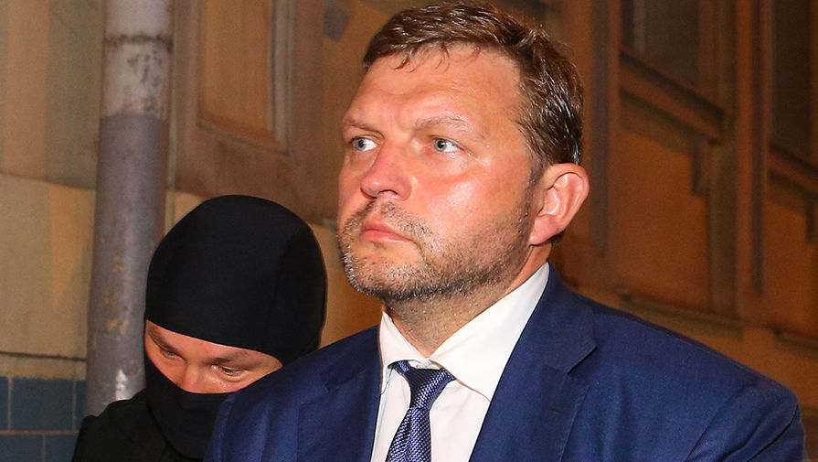 Губернатор Кировской области Никита Белых, задержанный по&nbsp;обвинению в&nbsp;получении взятки, у&nbsp;здания Басманного суда