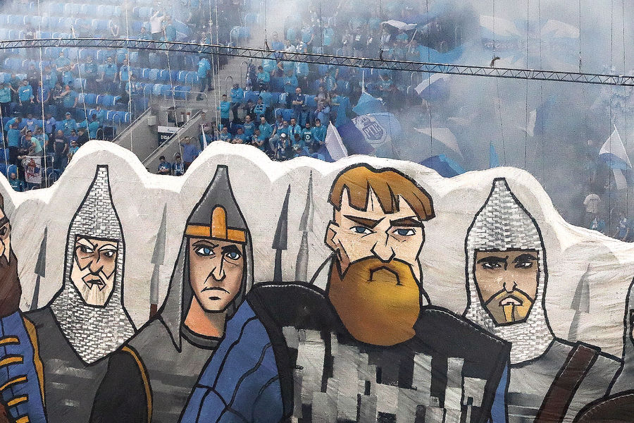 Болельщики на&nbsp;трибуне перед&nbsp;матчем чемпионата России по&nbsp;футболу между&nbsp;командами &laquo;Зенит&raquo; (Санкт-Петербург) и &laquo;Локомотив&raquo; (Москва), 2&nbsp;мая 2021&nbsp;года