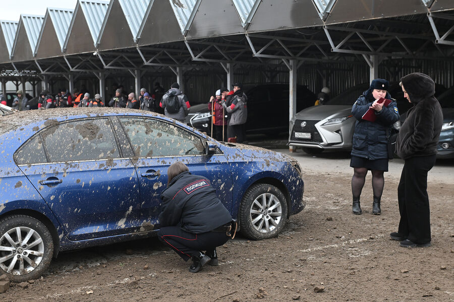 Сотрудники полиции работают на&nbsp;месте обрушения конструкции демонтируемого горнолыжного комплекса &laquo;Снежком&raquo; на&nbsp;проезжую часть в&nbsp;Красногорске, 11&nbsp;ноября 2025&nbsp;года