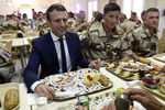 Президент Франции Эммануэль Макрон во время посещения французских военнослужащих в&nbsp;городе Гао на&nbsp;севере Мали, 19&nbsp;мая 2017&nbsp;года