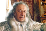 <b>«Гардемарины, вперед!» (1987, 1991, 1992), реж. Светлана Дружинина</b>
<br><br>Самым долгоиграющим многосерийным фильмом в актерской карьере Евстигнеева стала историческая киносага «Гардемарины, вперед!» о приключениях курсантов военно-морского флота в эпоху дворцовых переворотов. По сюжету трое гардемаринов по различным причинам бегут из училища и оказываются невольно втянуты в заговор против молодой императрицы Елизаветы Петровны. Евстигнеев исполнил роль вице-канцлера Алексея Бестужева