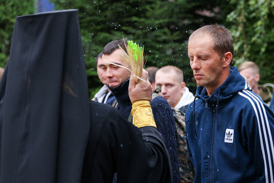 Мужчины у&nbsp;пункта предварительного сбора граждан в&nbsp;городе Батайск, 26&nbsp;сентября 2022&nbsp;года