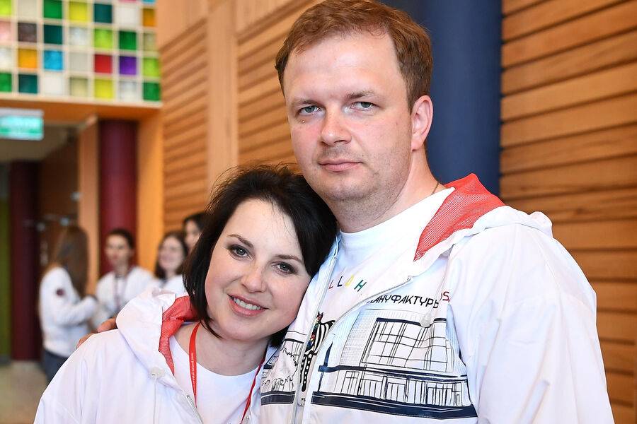 Ирина Слуцкая и ее супруг, радио- и телеведущий Сергей Михеев во время субботника компании Bosco di Ciliegi в&nbsp;Калуге, 2021&nbsp;год