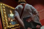 Посетительница у картины Тициана «La bella» (1536 г.) на открытии выставки «Тициан. Картины из музеев Италии» в Государственном музее изобразительных искусств им. А.С. Пушкина
