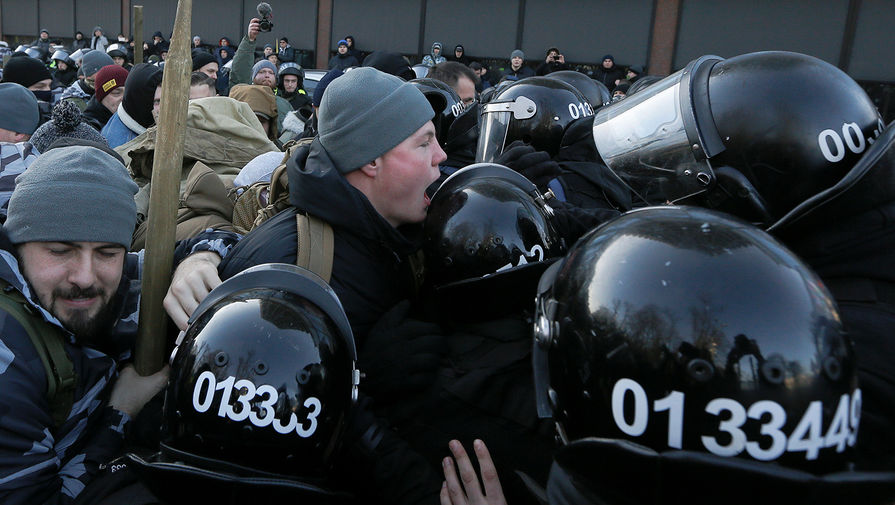 Столкновения сотрудников полиции и протестующих около&nbsp;здания Верховной рады Украины в&nbsp;Киеве, 17 декабря 2019 года