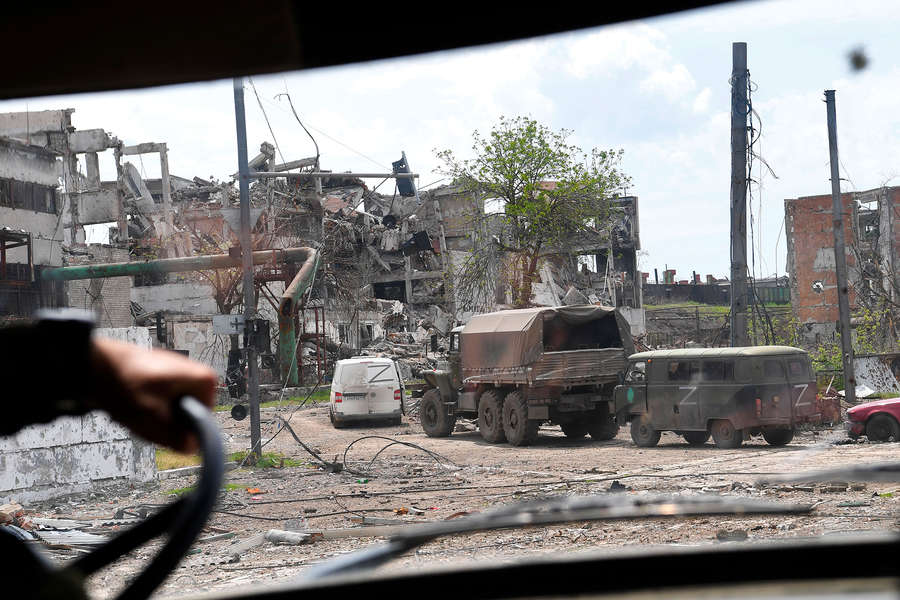 Военнослужащие батальона &laquo;Восток&raquo; Народной милиции ДНР въезжают на&nbsp;территорию разрушенного завода &laquo;Азовсталь&raquo; в&nbsp;Мариуполе, 21&nbsp;мая 2022&nbsp;года