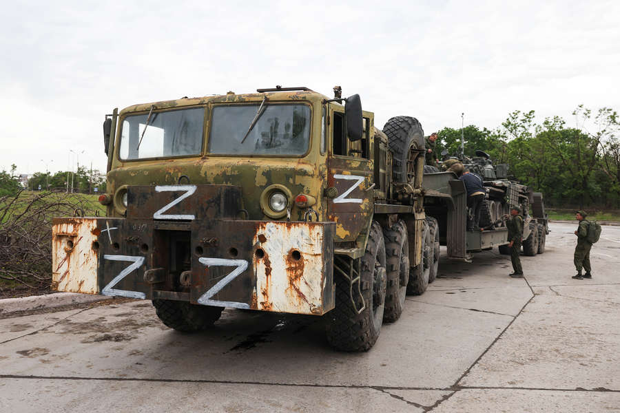 Военнослужащие Народной милиции ДНР у&nbsp;военной техники. Мариуполь, 22&nbsp;мая 2022&nbsp;года