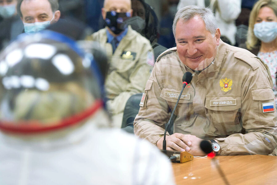 Генеральный директор госкорпорации &laquo;Роскосмос&raquo; Дмитрий Рогозин на&nbsp;встрече с&nbsp;участниками основного экипажа 64-й экспедиции на&nbsp;Международную космическую станцию (МКС) перед&nbsp;запуском ракеты-носителя &laquo;Союз-2.1а&raquo; с&nbsp;транспортным пилотируемым кораблем &laquo;Союз МС-17&raquo; со стартовой площадки №31 космодрома Байконур, 2020&nbsp;год