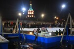 Освящение воды в купели во время крещенских купаний на берегу Енисея возле Свято-Никольского храма-памятника в Красноярске, 19 января 2025 год