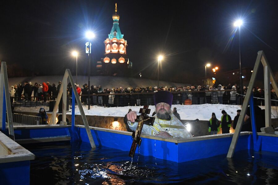 Освящение воды в&nbsp;купели во время крещенских купаний на&nbsp;берегу Енисея возле Свято-Никольского храма-памятника в&nbsp;Красноярске, 19&nbsp;января 2025&nbsp;год