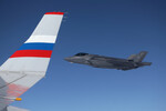 Американские истребители F-22 сопровождают самолет президента РФ Владимира Путина после саммита России и США на Аляске, 16 августа 2025 года