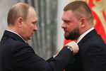 Владимир Путин и специальный корреспондент ВГТРК Евгений Поддубный (слева направо), награжденный орденом «За заслуги перед Отечеством» IV степени, во время церемонии вручения государственных наград в Кремле