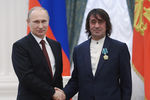 Президент России Владимир Путин и Юрий Башмет во время церемонии вручения государственных наград РФ в Кремле, 2014 год