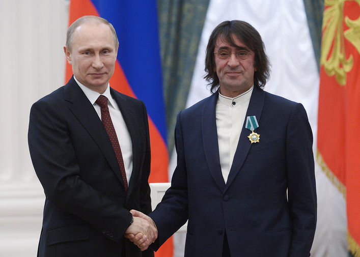 Президент России Владимир Путин и Юрий Башмет во время церемонии вручения государственных наград РФ в Кремле, 2014 год