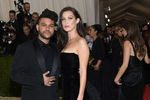 Певец The Weeknd и модель Белла Хадид на балу института Костюма музея Метрополитен, 2016 год