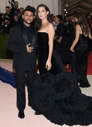 Певец The Weeknd и модель Белла Хадид на балу института Костюма музея Метрополитен, 2016 год