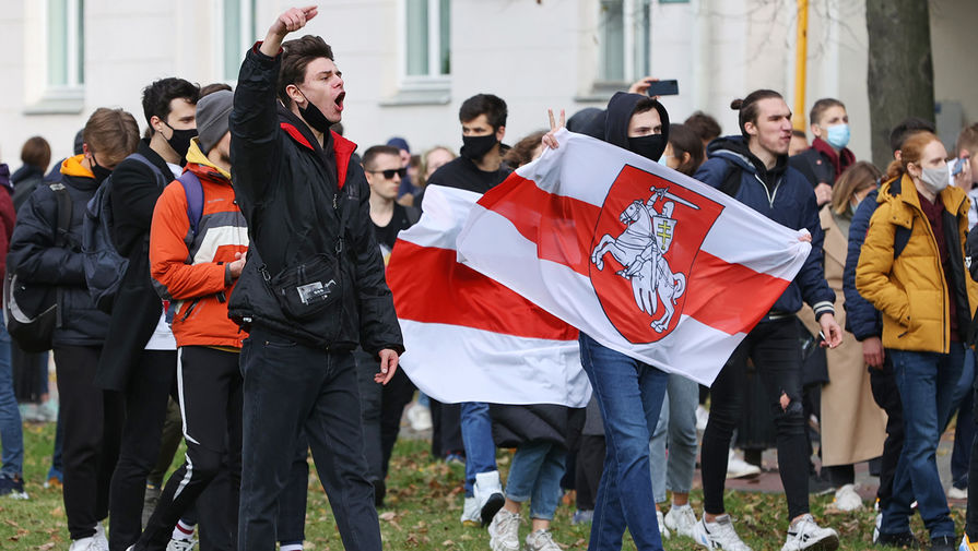 Участники студенческой акции протеста в центре Минска, 26 октября 2020 года